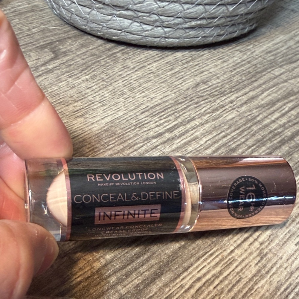 🌹5 for $25🌹 Revolution Infinite Conceal & Define C3.5 Concealer